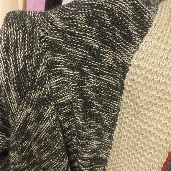 ROOTS cardigan size medium - Picture 8 of 10